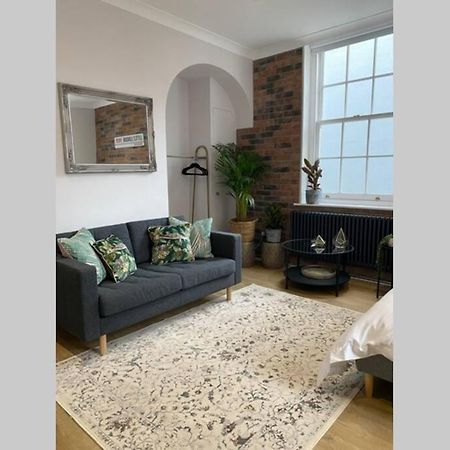 City Centre Entire Studio Apartment Chichester Exterior foto
